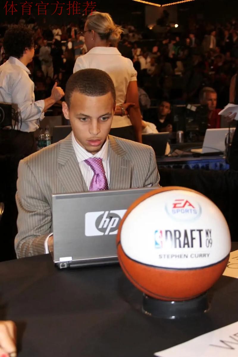 国际级裁判重回梦想开始的地方 与小球员分享成长历程 国际级裁判重回梦想开始的地方 与小球员分享成长历程